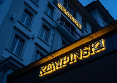 Goldene Leuchtschrift Hotel