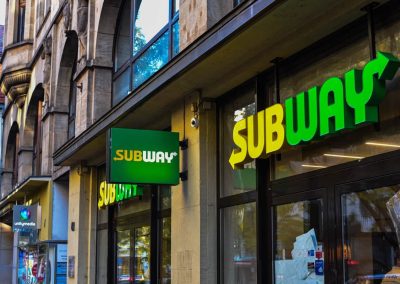 Leuchtende Beschilderung in Fußgängerzone