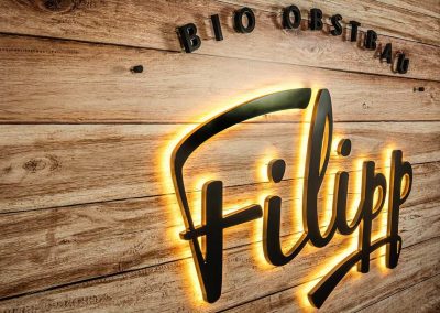 Warme Leuchtschrift in Ladengeschäft