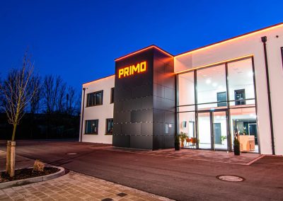 Frontleuchtende Schrift an Firmengebäude