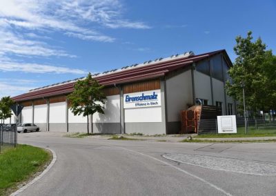 Werbeleuchtreklame an Hallen