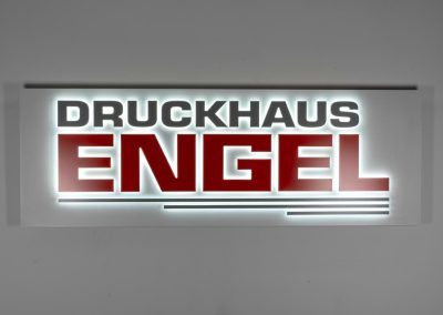 Werbeschild mit beleuchtetem Logo