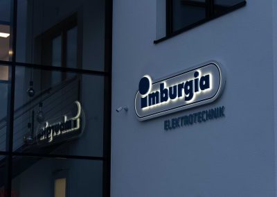 Firmenlogo auf Grundplatte mit 3D-Buchstaben