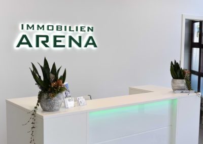 beleuchteter Schriftzug vor Emfpangstheke