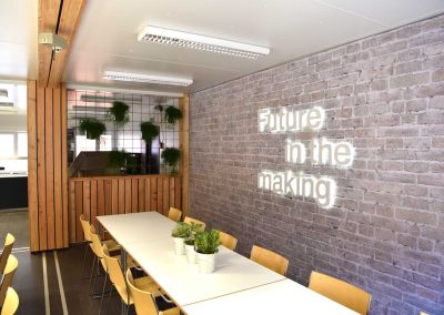 Leuchtbuchstaben in Mitarbeiterkantine