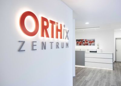 Praxislogo im Eingangsbereich