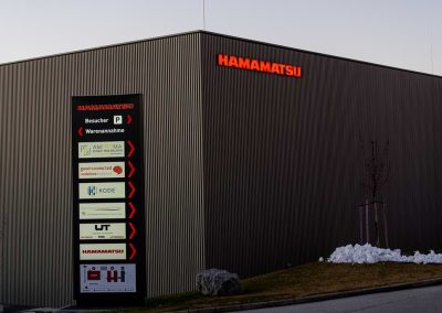 Werbepylon mit Mieterbeschriftungen