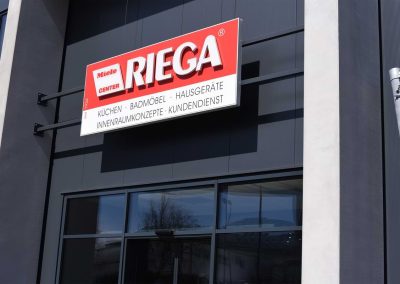 Firmenschild mit Leuchtbuchstaben