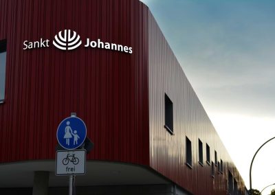 Leuchtbuchstaben an Aluminiumfassade