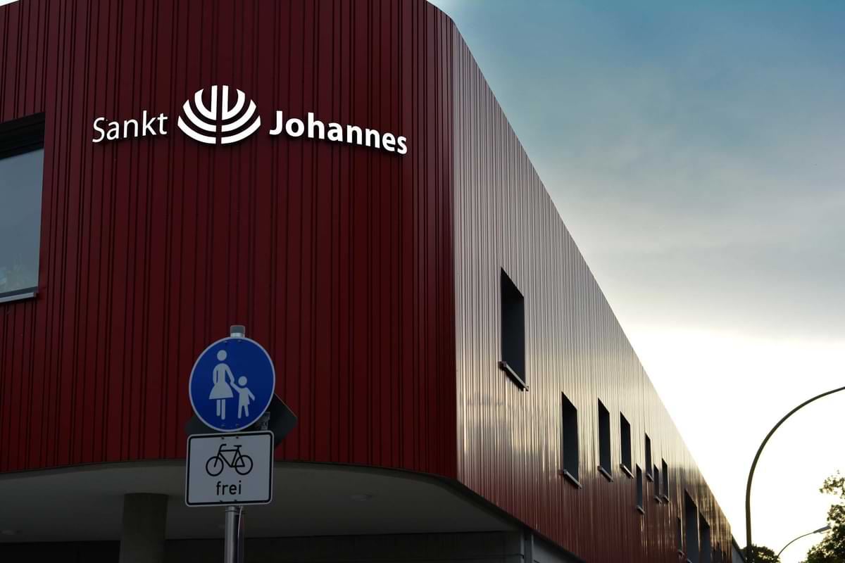 0037-Fassadenlogo-auf-vorgehängter-Fassade