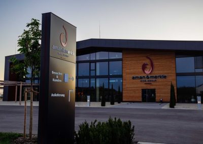 Werbepylon und Leuchtschrift für Halle
