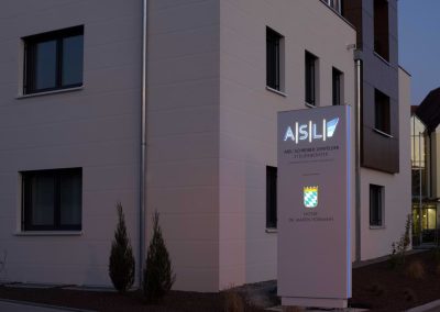 Pylon vor Bürogebäude