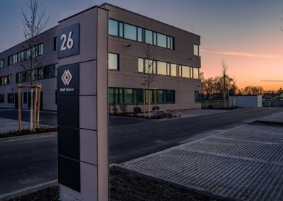 Werbepylon mit Fassadenplatten