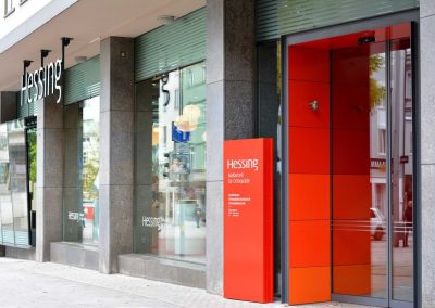 Eingangsstele vor Ladengeschäft