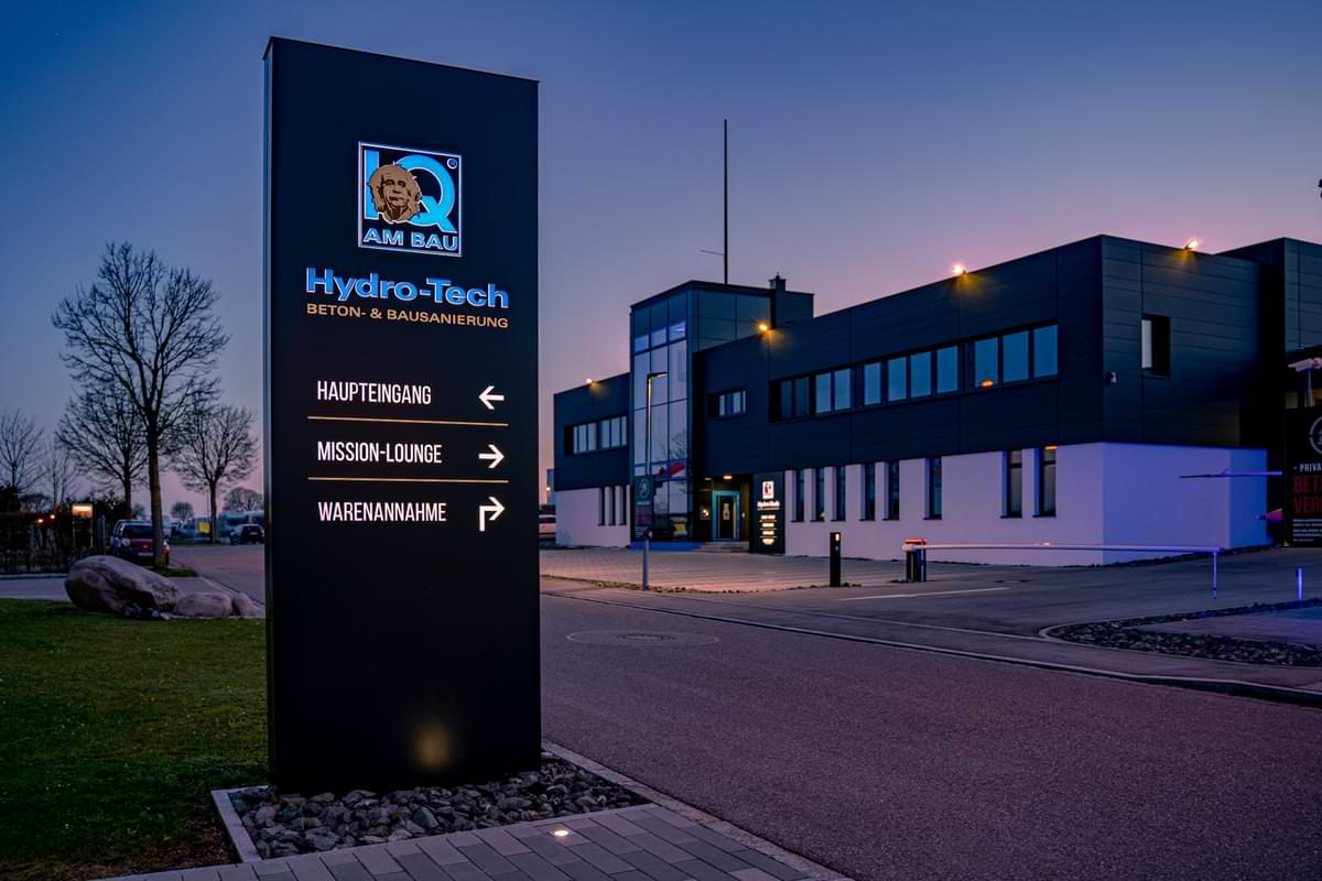 0045-freistehendes-Außenschild-beleuchtet