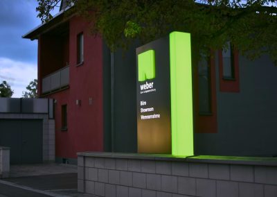 Werbepylon mit beleuchteter Kante