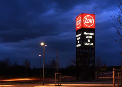 Werbeturm mit beleuchtetem Logo und Leuchtbuchstaben