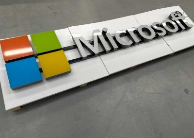 Logoschriftzug montagefertig auf Unterkonstruktion