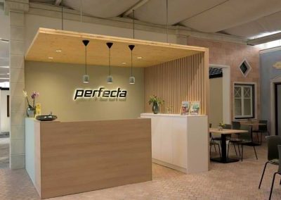 rückleuchtende Logobuchstaben im Ausstellungsbereich