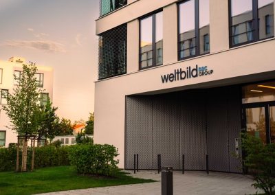 Firmenschriftzug über Eingang