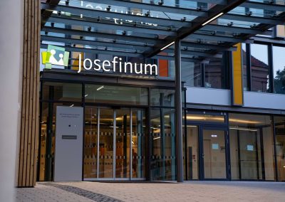 Logoschriftzug über dem Eingang