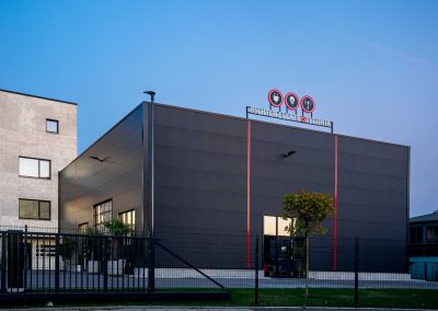 Leuchtbuchstaben für Elektriker an Halle