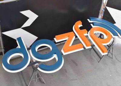 rückleuchtendes Logo aus gebogener Unterkonstruktion