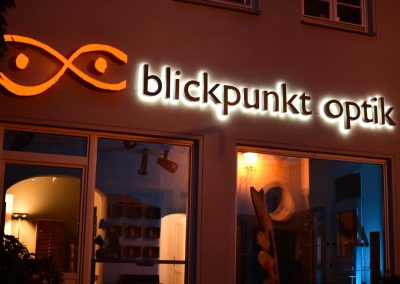 beleuchtetes Logo in Altstadt