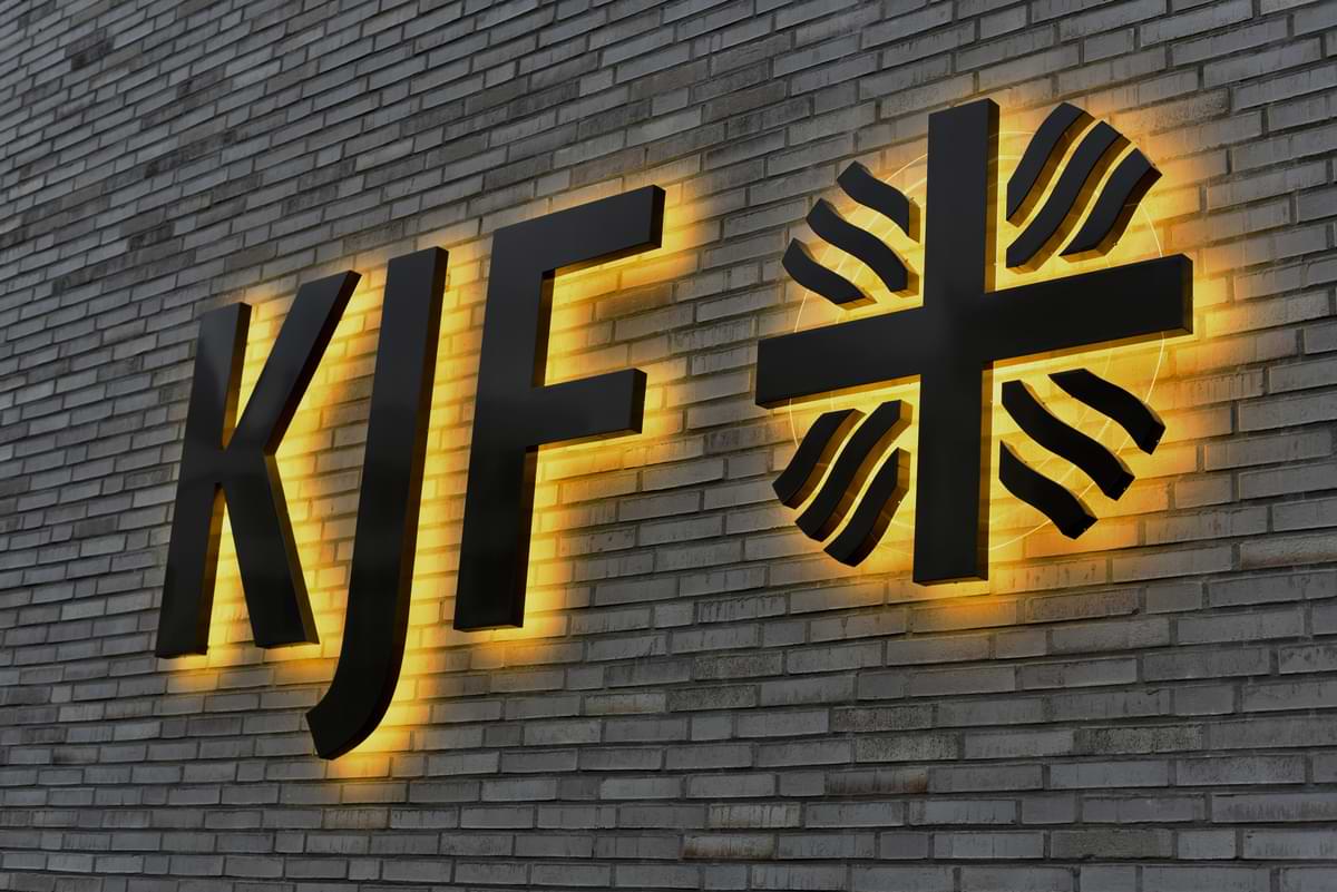 0070-Werbeleuchtreklame-an-gemauerter-Fassade