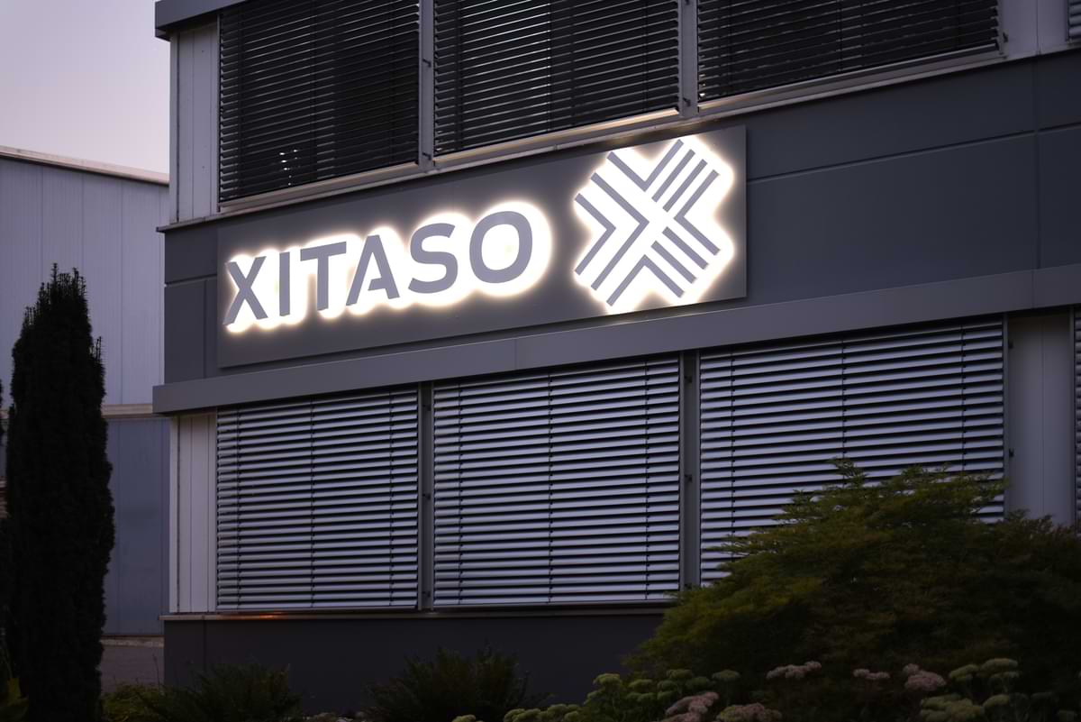 0073-Leuchtbuchstaben-logo-auf-Montageschiene