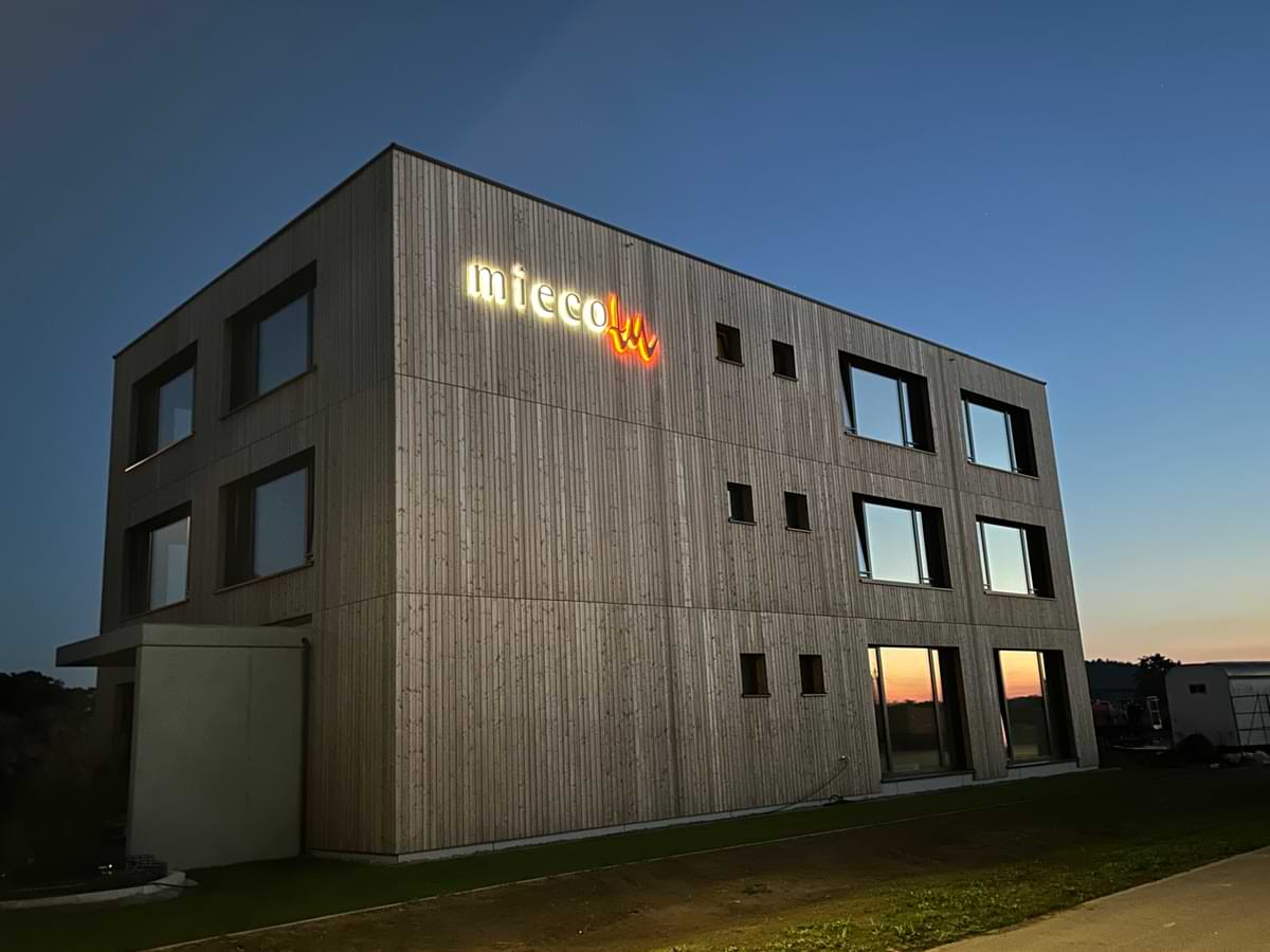 0075-hinterleuchtete-Buchstaben-auf-aufgehänter-Fassade