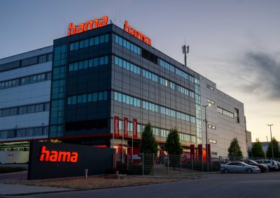 Freistehende Buchstaben auf dem Dach