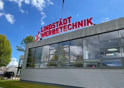 Leuchtbuchstaben auf dem Dach