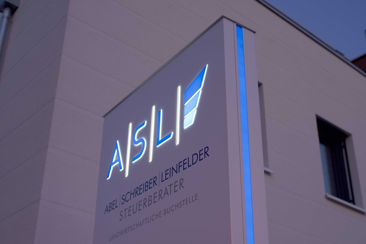 Pylon mit dekupiertem Logo