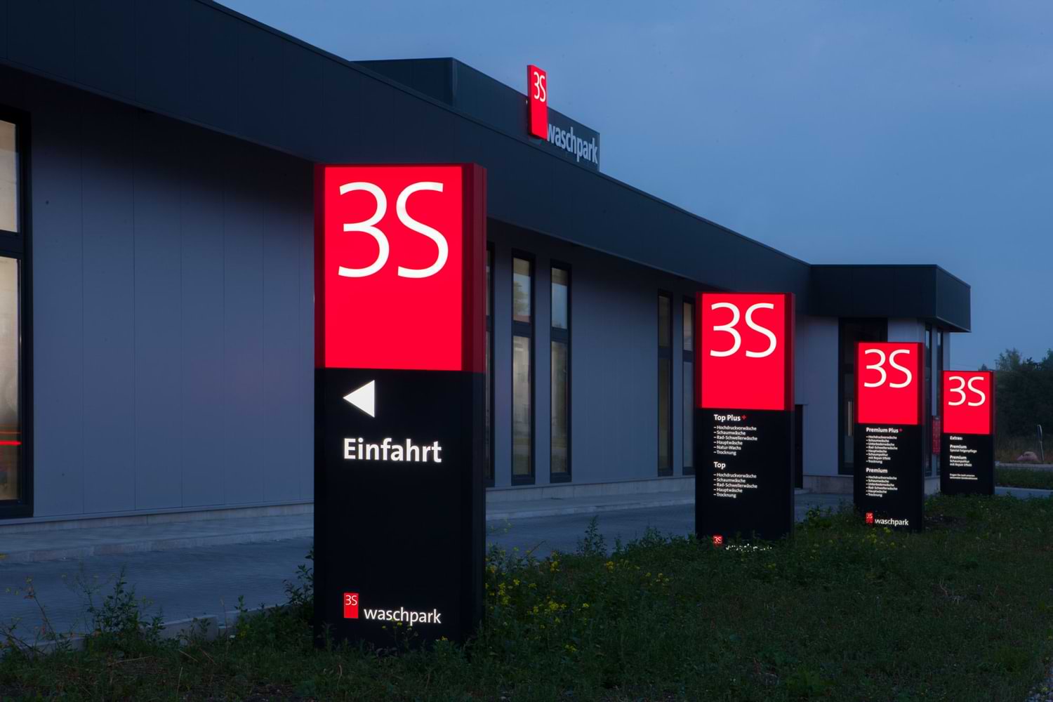 Pylon mit dekupiertem Logo