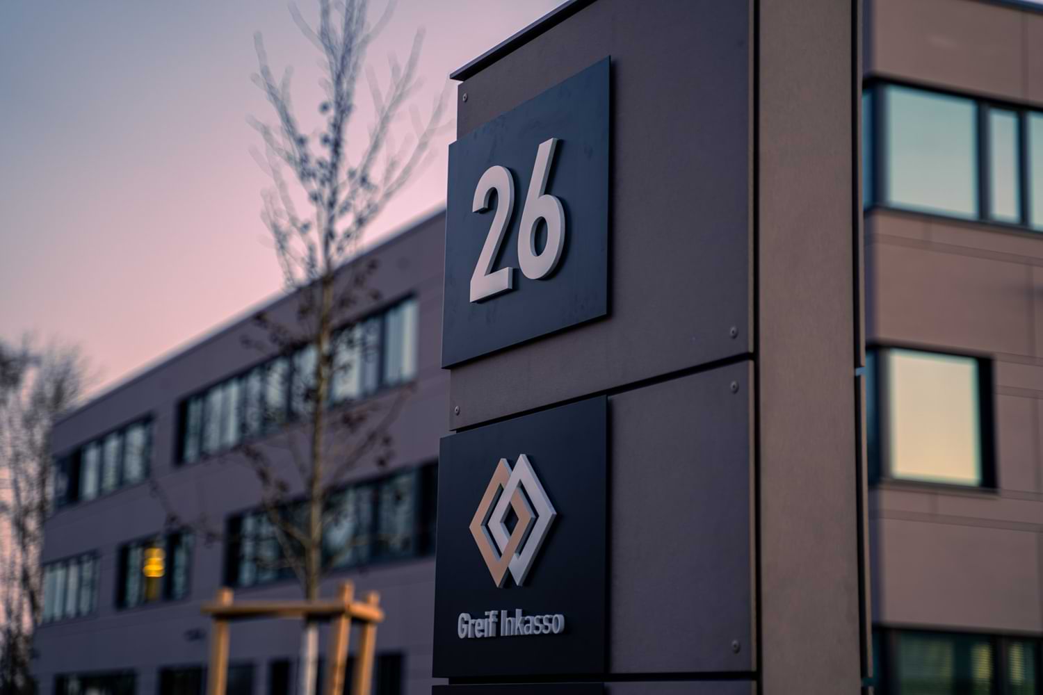 Pylon in Fassadenoptik